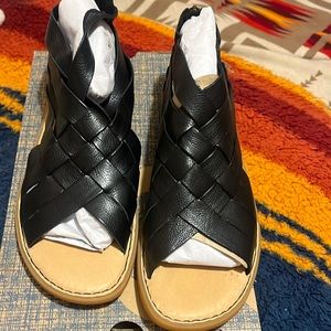 Born sandals